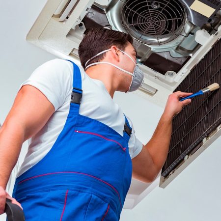 tecnico-reparando-aire-acondicionado-1